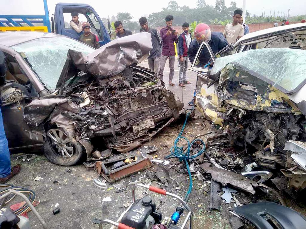 পূর্বাচল ৩০০ ফুট সড়কে দুই প্রাইভেট কারের মুখোমুখি সংঘর্ষ, নিহত ৩ 