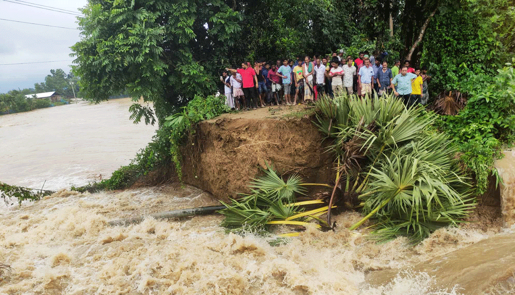 বিপৎসীমার ওপরে মুহুরি নদীর পানি, বেড়িবাঁধ ভেঙে লোকালয়ে ঢুকছে পানি