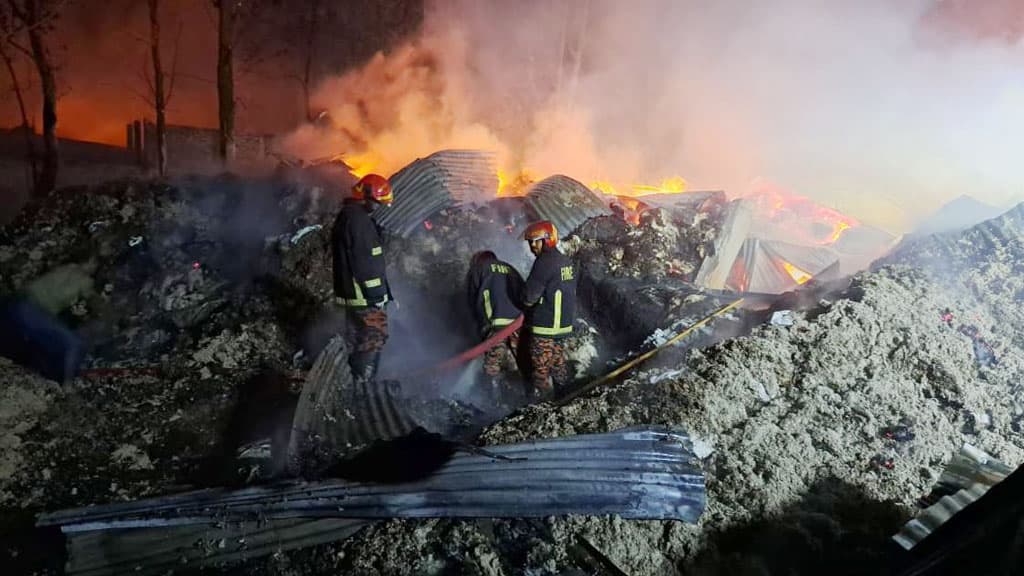 গাজীপুরে ৩ ঝুট গুদামে অগ্নিকাণ্ড, দুই ঘণ্টার চেষ্টায় নিয়ন্ত্রণে