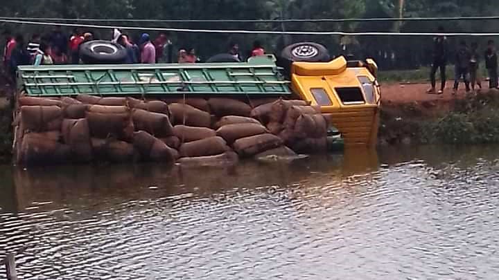 পুকুরে সরু হচ্ছে পাকা সড়ক