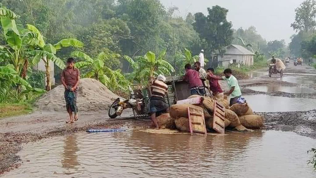 সড়কে খানাখন্দ, বাড়ছে দুর্ঘটনা