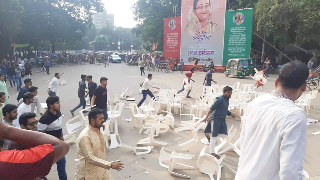 ঢাবিতে আবরার ফাহাদ স্মৃতি সংসদের কর্মসূচিতে ছাত্রলীগের হামলা, সমাবেশ পণ্ড 