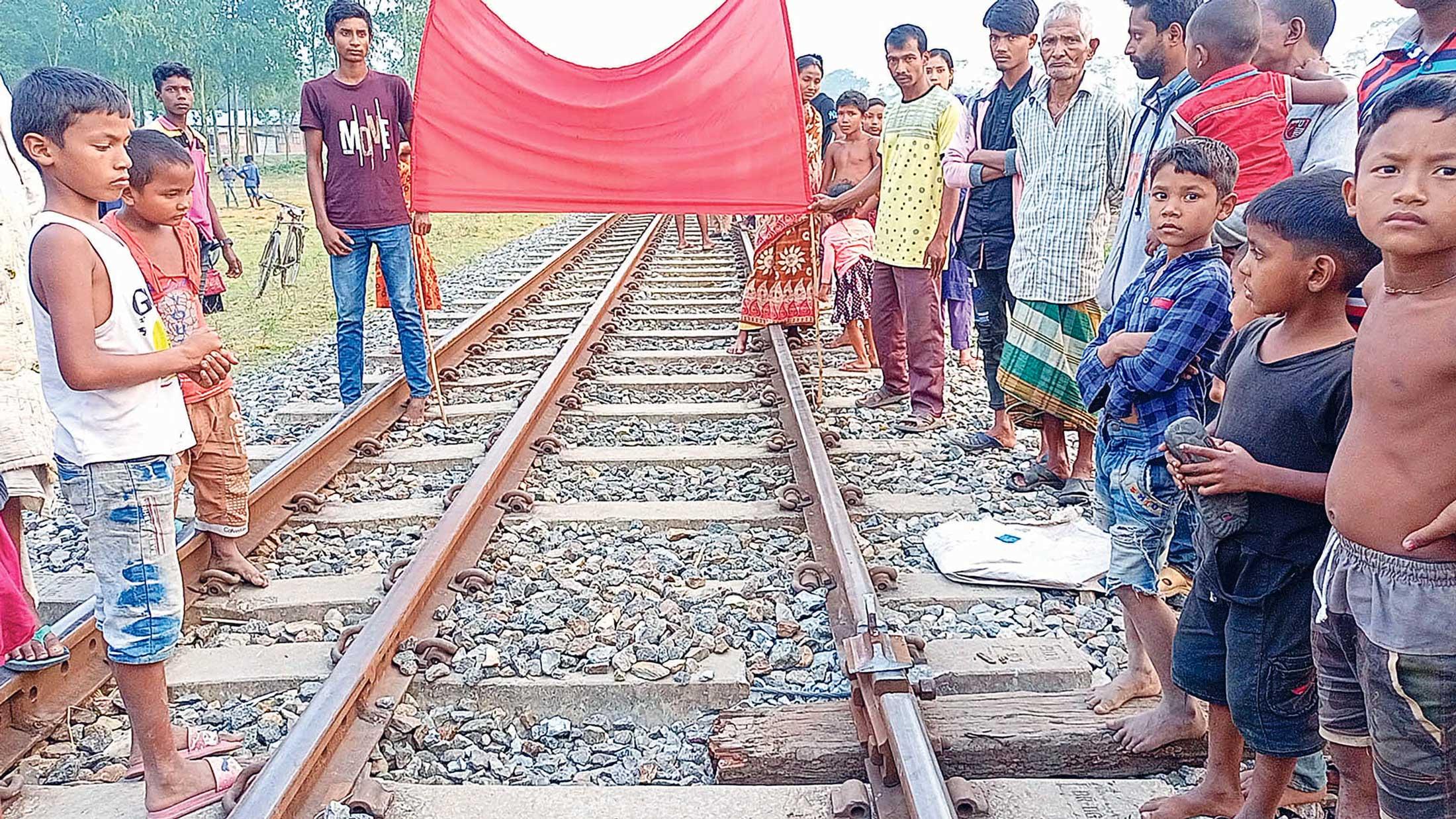 সচেতন কিশোরের লাল পতাকায় রক্ষা পেল ট্রেন