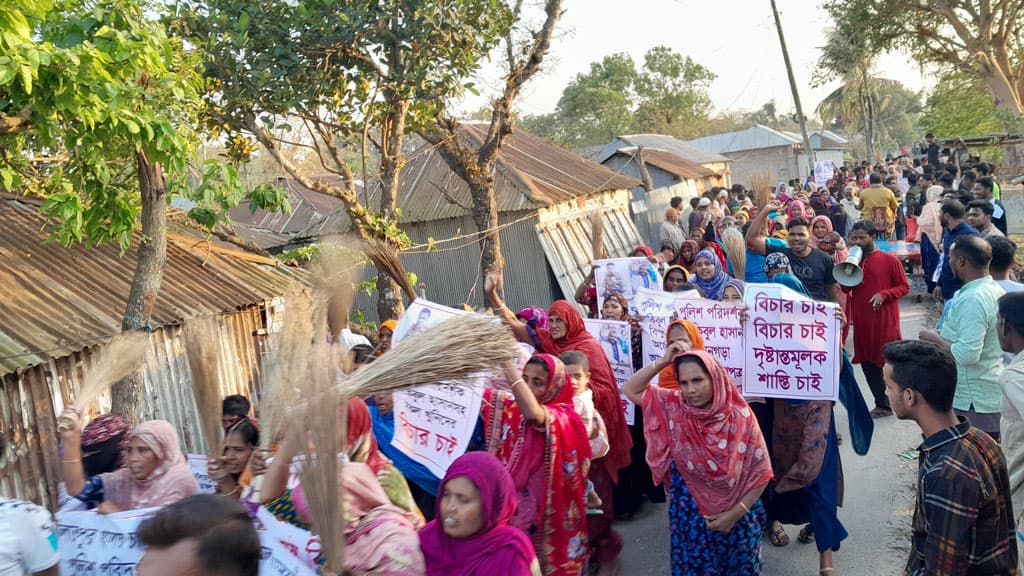 দৌলতপুরে জোড়া খুন: তদন্ত প্রতিবেদনে অসন্তোষ জানিয়ে ঝাড়ুমিছিল