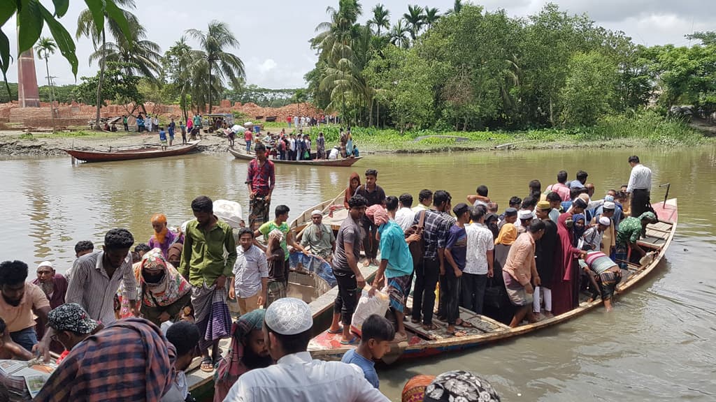 লালমোহনে ব্রিজ ভেঙে খালে