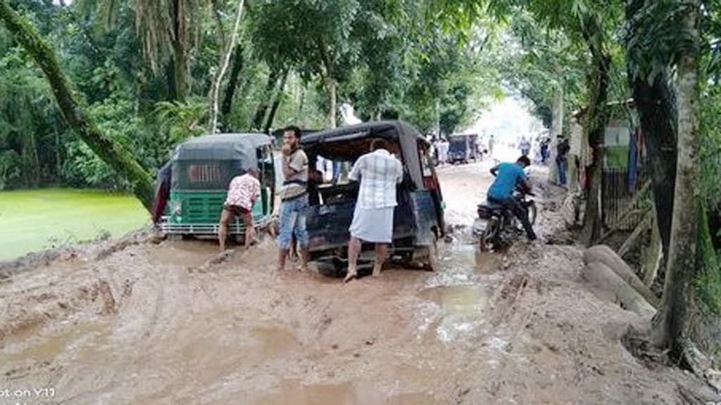 জেলার সংযোগ সড়কের বেহাল দশা ভোগান্তিতে পথচারী