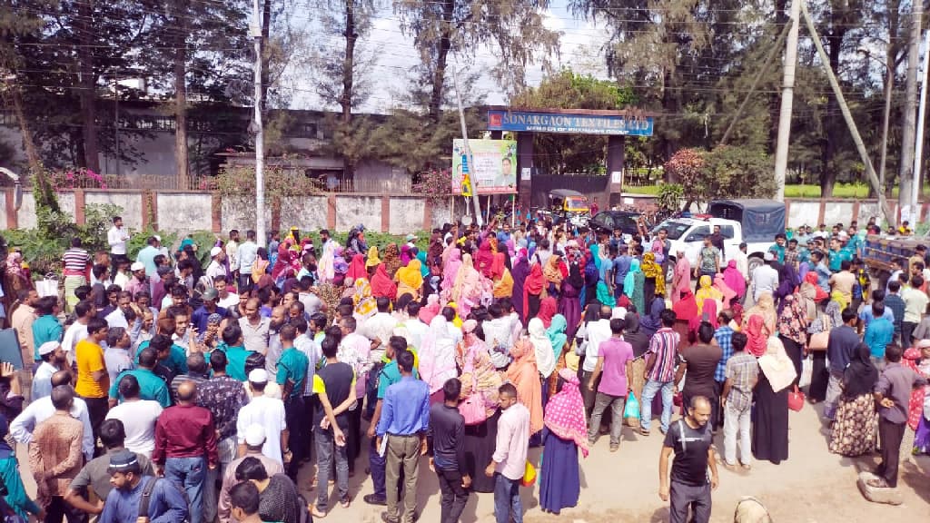 নির্যাতনের প্রতিবাদে বরিশালে সড়ক অবরোধ করে শ্রমিকদের বিক্ষোভ 