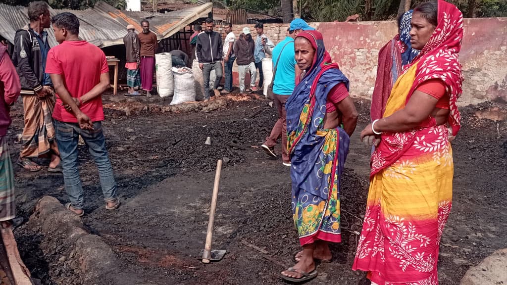 পাইকগাছায় আগুনে দুই দোকান পুড়ে ৭ লাখ টাকার ক্ষতি