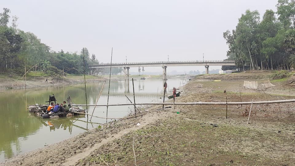 অবৈধভাবে বালু উত্তোলন ভাঙনের ঝুঁকিতে সেতু