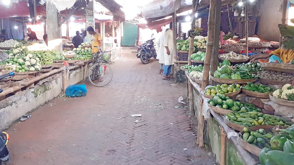 বাইরের পাইকার নেই, তবু বাড়ছে সবজির দাম