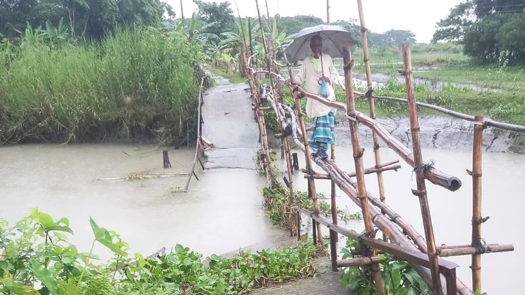 মুলাদীতে লোহার সেতু ভেঙে খালে, বাঁশের সাঁকোই ঝুঁকি নিয়ে চলাচল