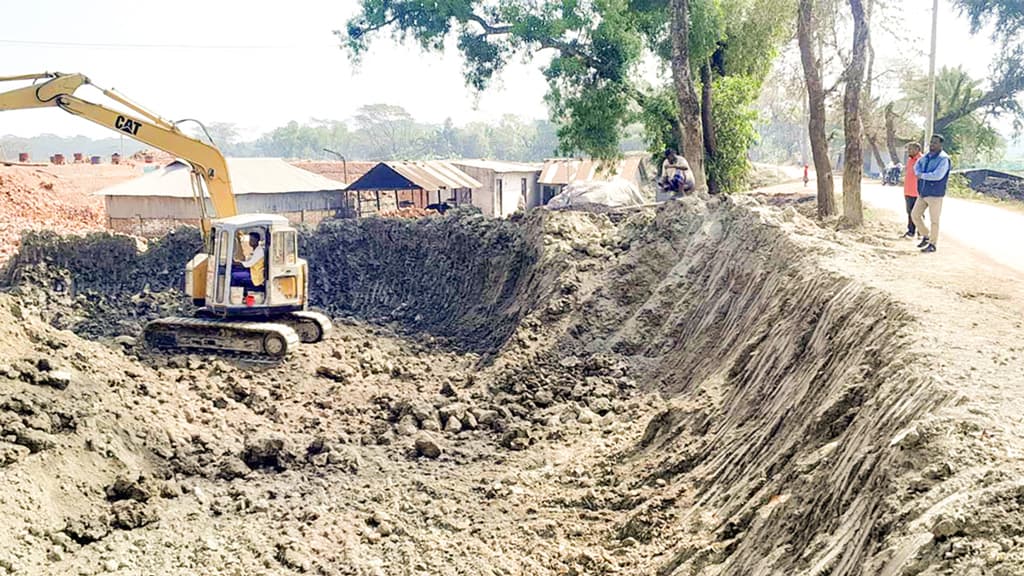 বাঁধের মাটি গিলছে  অবৈধ ইটভাটা