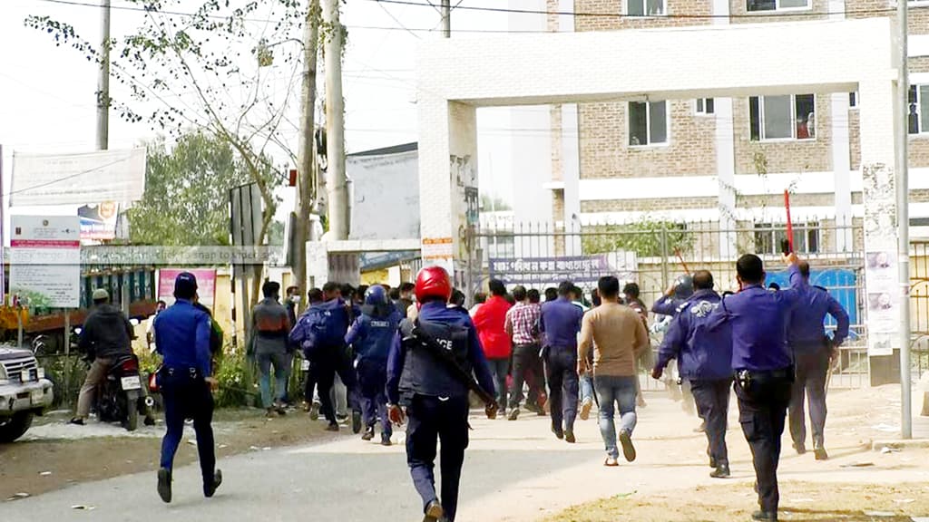 দরপত্র নিয়ে পাল্টাপাল্টি ধাওয়া