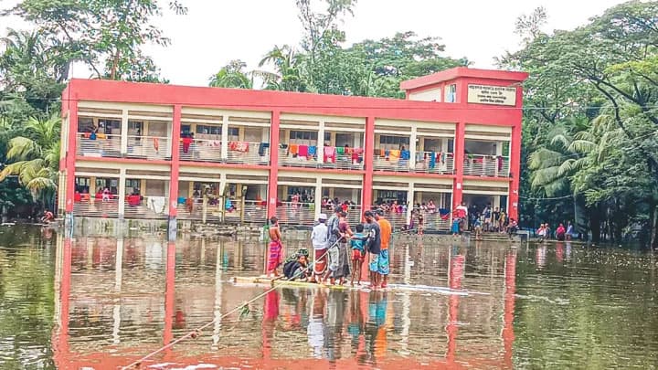 নোয়াখালীতে আশ্রয়কেন্দ্র থেকে ফিরেছে লক্ষাধিক মানুষ, এখনো পানিবন্দী ১৮ লাখ 