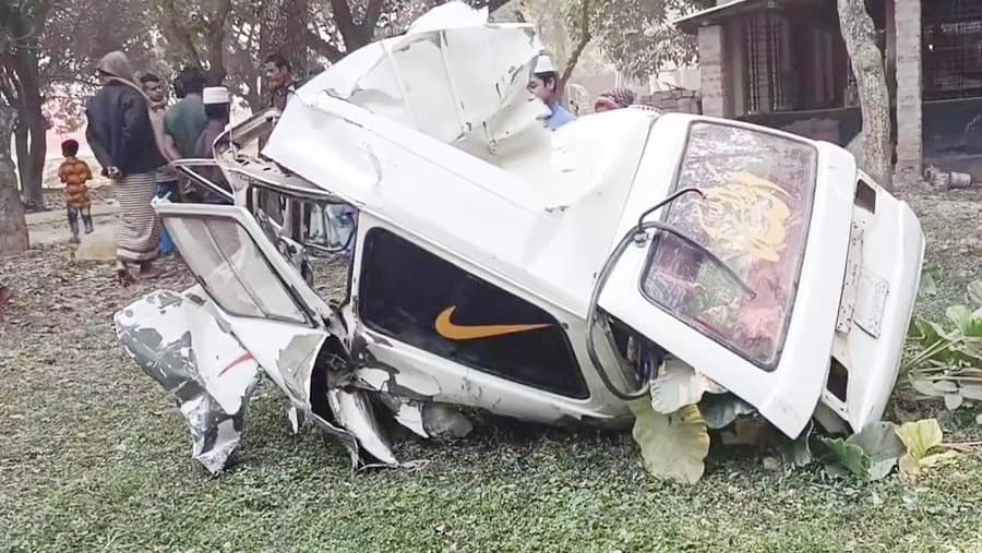 নিয়ন্ত্রণ হারিয়ে গাছে প্রাইভেট কারের ধাক্কা, কিশোর নিহত