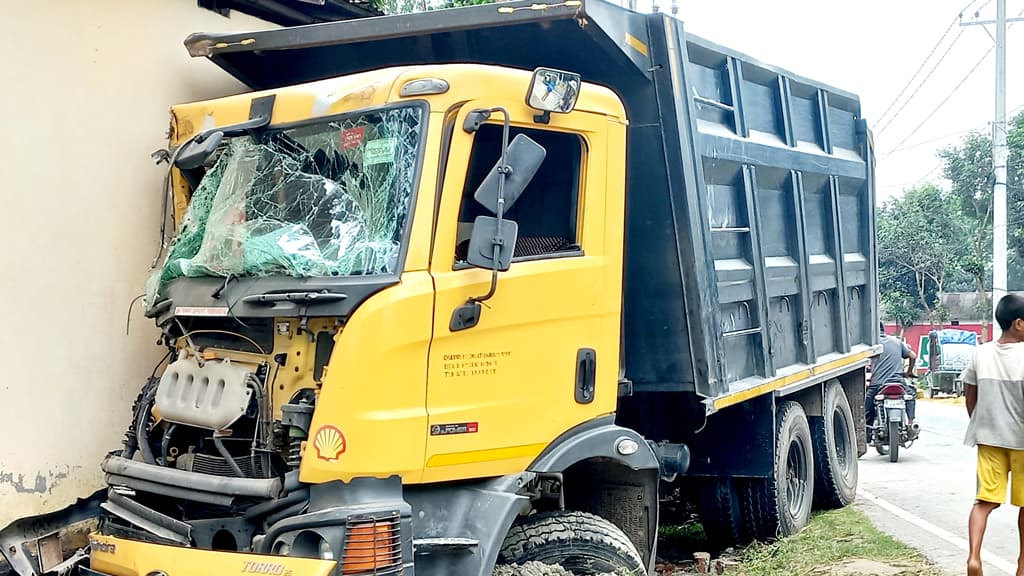 কালীগঞ্জে ট্রাক-অটোরিকশার সংঘর্ষে ব্যবসায়ী নিহত, আহত ২