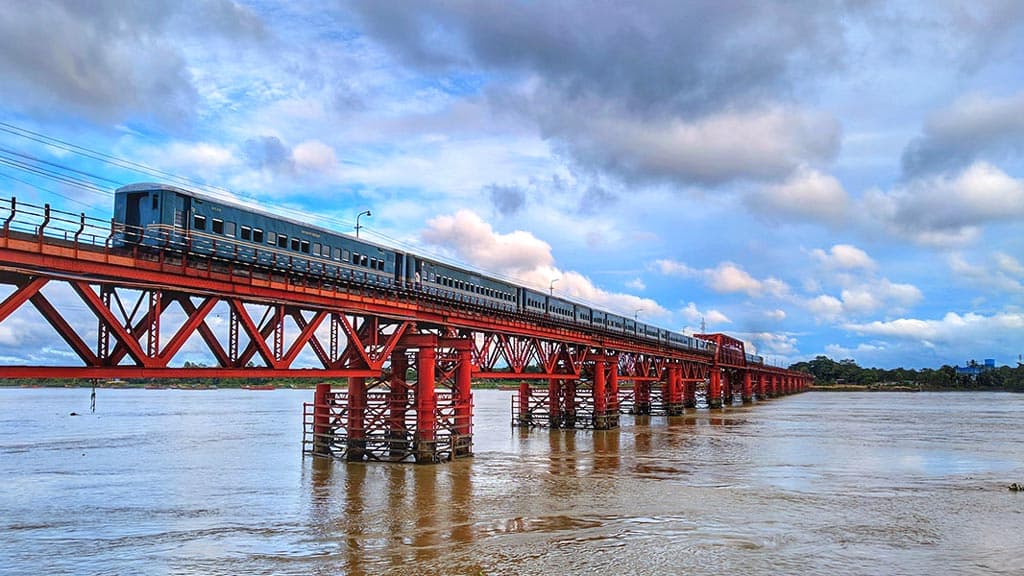 ঝুঁকিপূর্ণ কালুরঘাট সেতুর পরেই পিডিবির শাটল ট্রেন লাইনচ্যুত