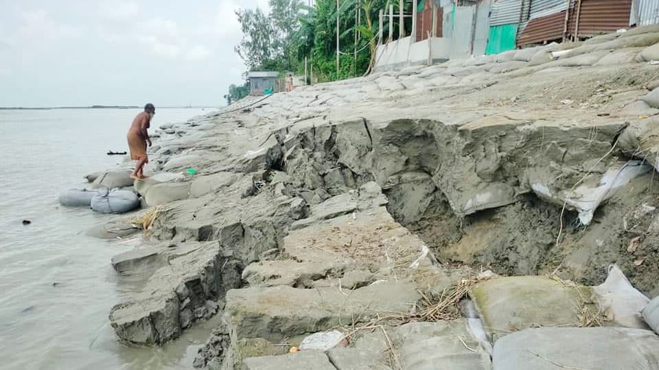 যমুনা নদীর পাড়ে ভাঙন আতঙ্ক