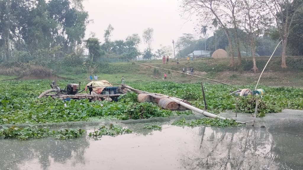 খাল থেকে ড্রেজার দিয়ে অবৈধভাবে বালু তোলার অভিযোগ