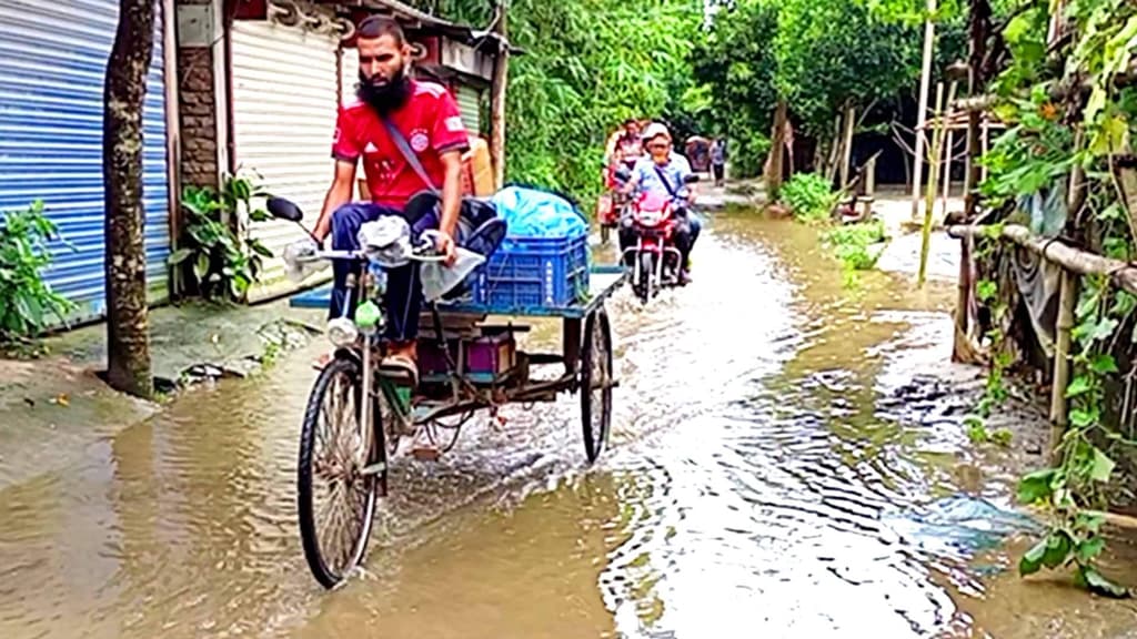 বৃষ্টি হলেই দুই কিমি রাস্তায় জলাবদ্ধতা, ৩ বছর ধরে কষ্ট