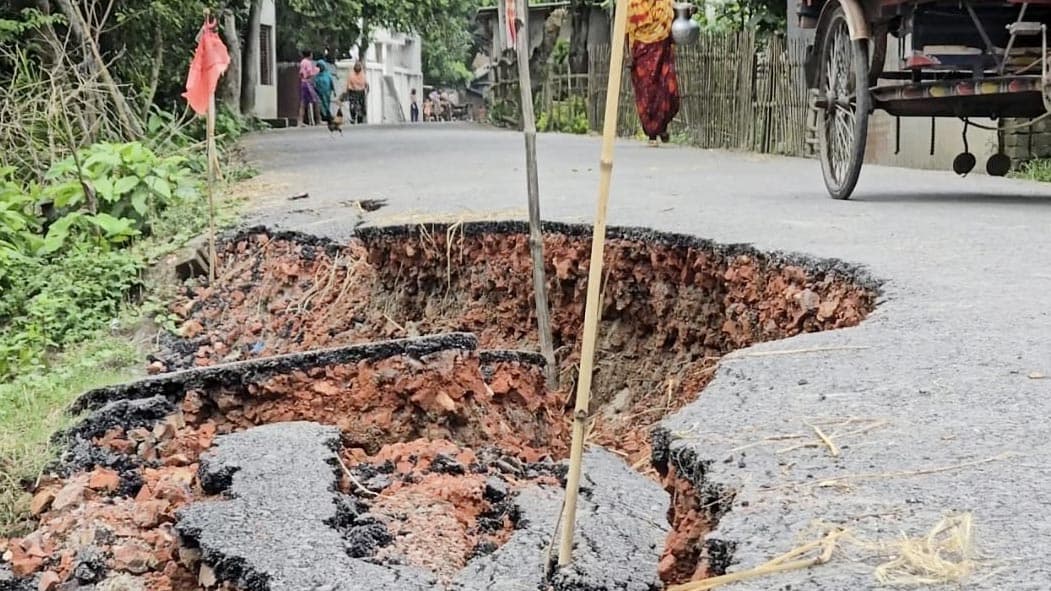 সড়কের সংস্কারকাজ ৩ মাস না পেরোতেই ধস, যান চলাচল ব্যাহত 