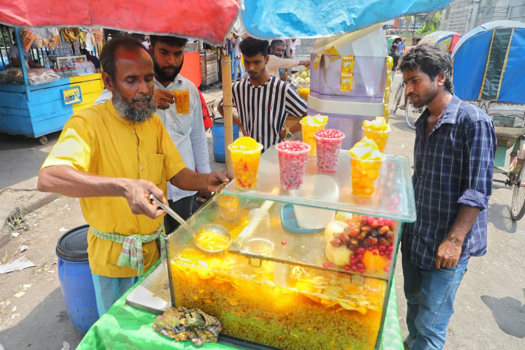 রাজধানীতে প্রচণ্ড দাবদাহে একটু স্বস্তির জন্য