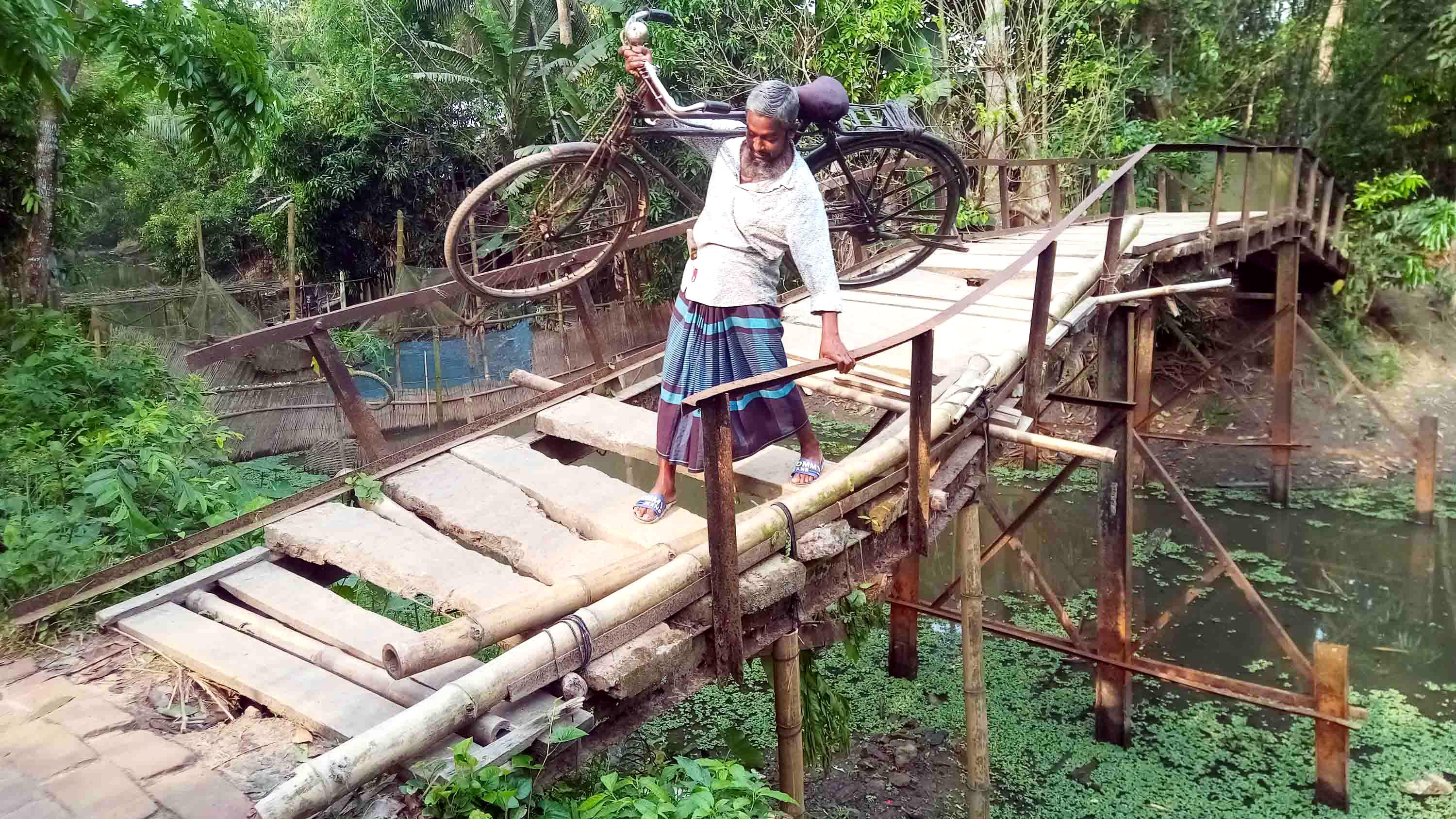 সেতু বেহাল, সাঁকোতে পারাপার