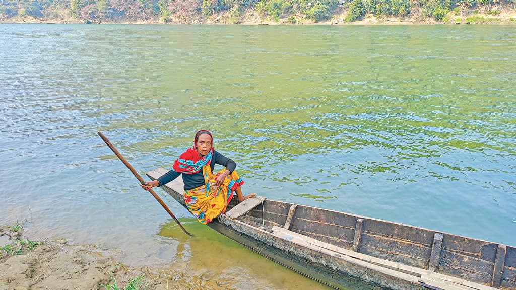 নৌকার বইঠায় সংসারের হাল ষাটোর্ধ্ব সাফিয়ার