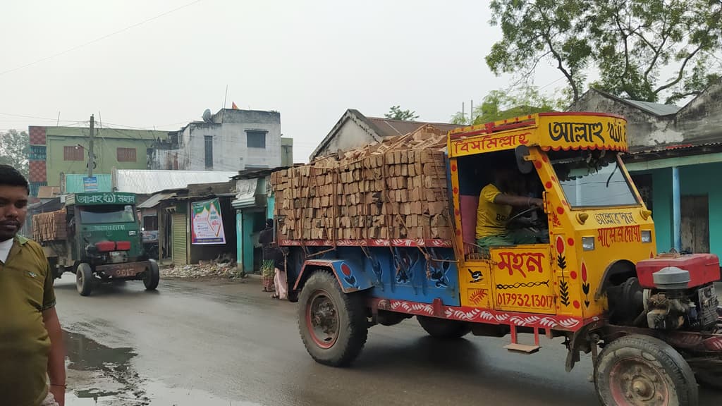 সড়ক দাপাচ্ছে নিষিদ্ধ যান