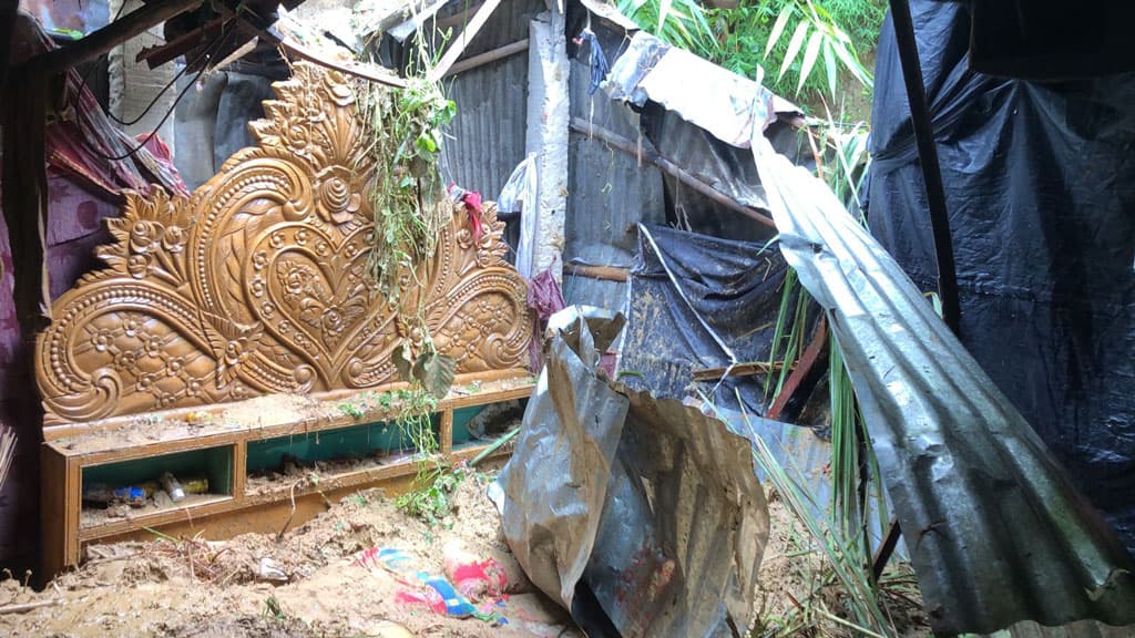 কক্সবাজারে পাহাড়ধস, অন্তঃসত্ত্বা স্ত্রীসহ যুবক নিহত