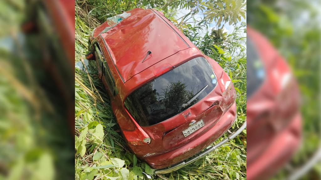 সাজেকে পাহাড়ে উঠতে গিয়ে ১০০ ফুট খাদে মাইক্রোবাস, ৪ পর্যটক আহত 