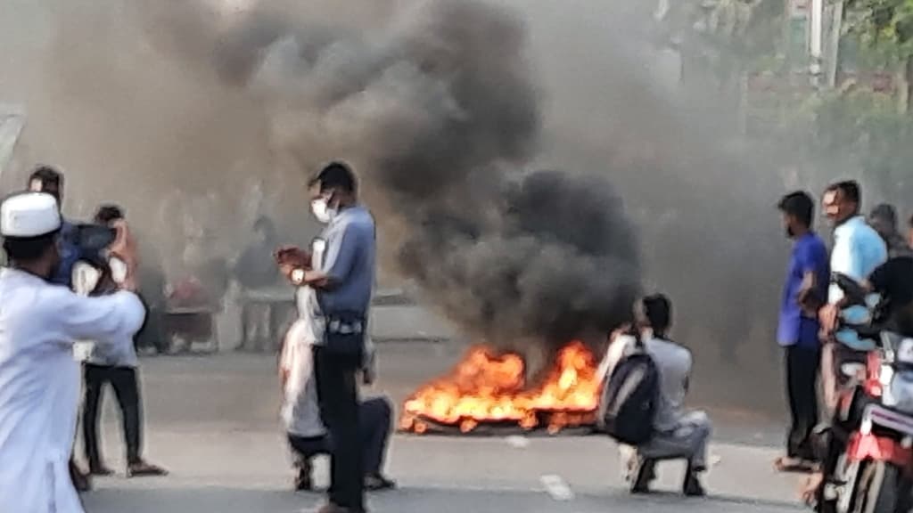 মহাসড়ক অবরোধে জনদুর্ভোগ