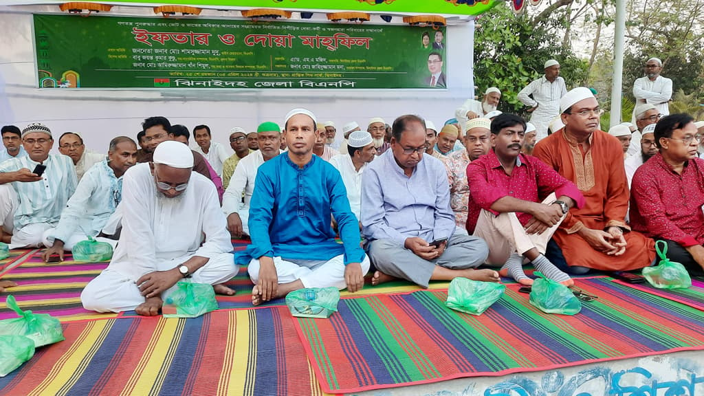 ঝিনাইদহে বিএনপির ইফতার মাহফিলে আওয়ামী লীগ নেতা 