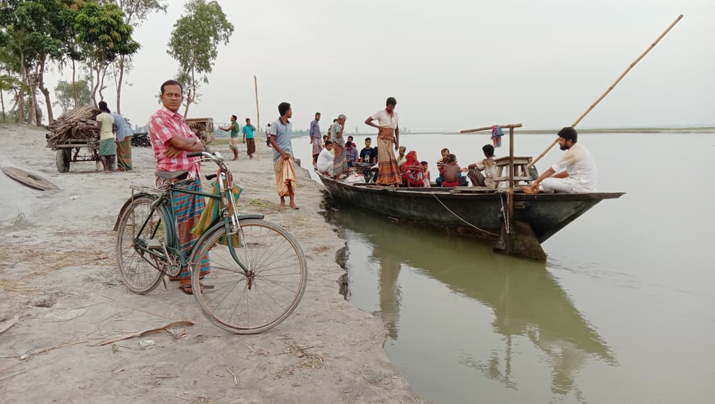 নৌকাই একমাত্র ভরসা, এক সেতুর অপেক্ষায় দুই উপজেলার মানুষ