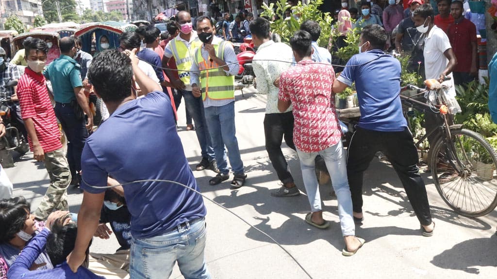 শিক্ষাপ্রতিষ্ঠান খোলার দাবিতে শিক্ষার্থীদের অনশনে হামলা