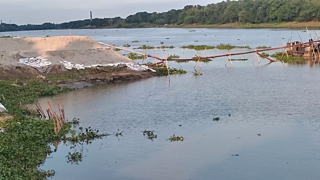 শীতলক্ষ্যার তীরে বালুর  ঢিবি, রমরমা ব্যবসা