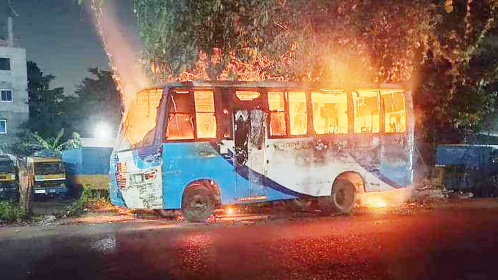 সিদ্ধিরগঞ্জে সড়কের পাশে রাখা বাসে আগুন 