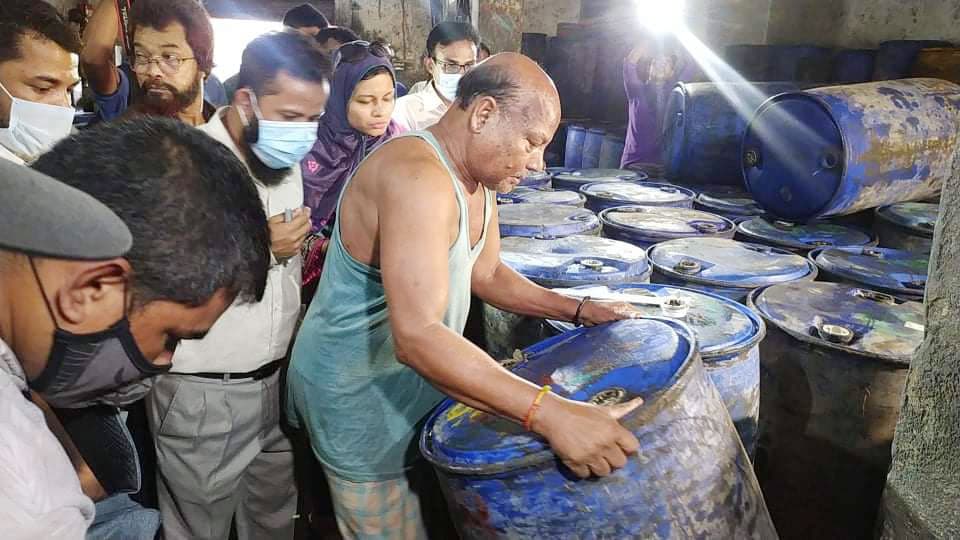 অতিরিক্ত দামে তেল বিক্রির অভিযোগে ১ লাখ টাকা জরিমানা 