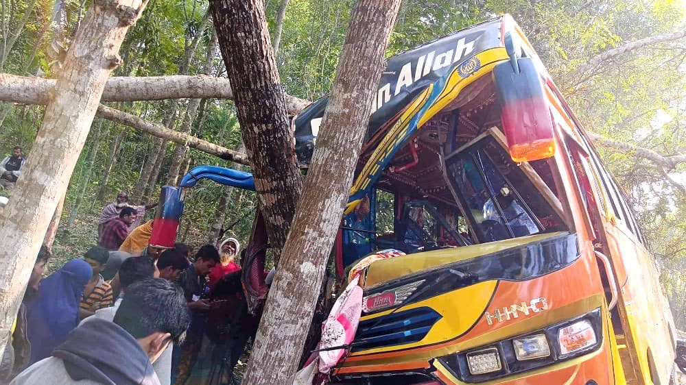 বাস কেটে চালককে জীবিত উদ্ধার