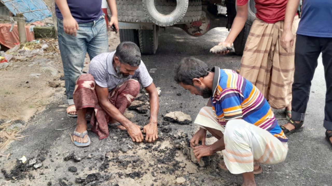 বকশীগঞ্জে সড়ক দিয়ে ভারী যান চললেই উঠে যাচ্ছে কার্পেটিং