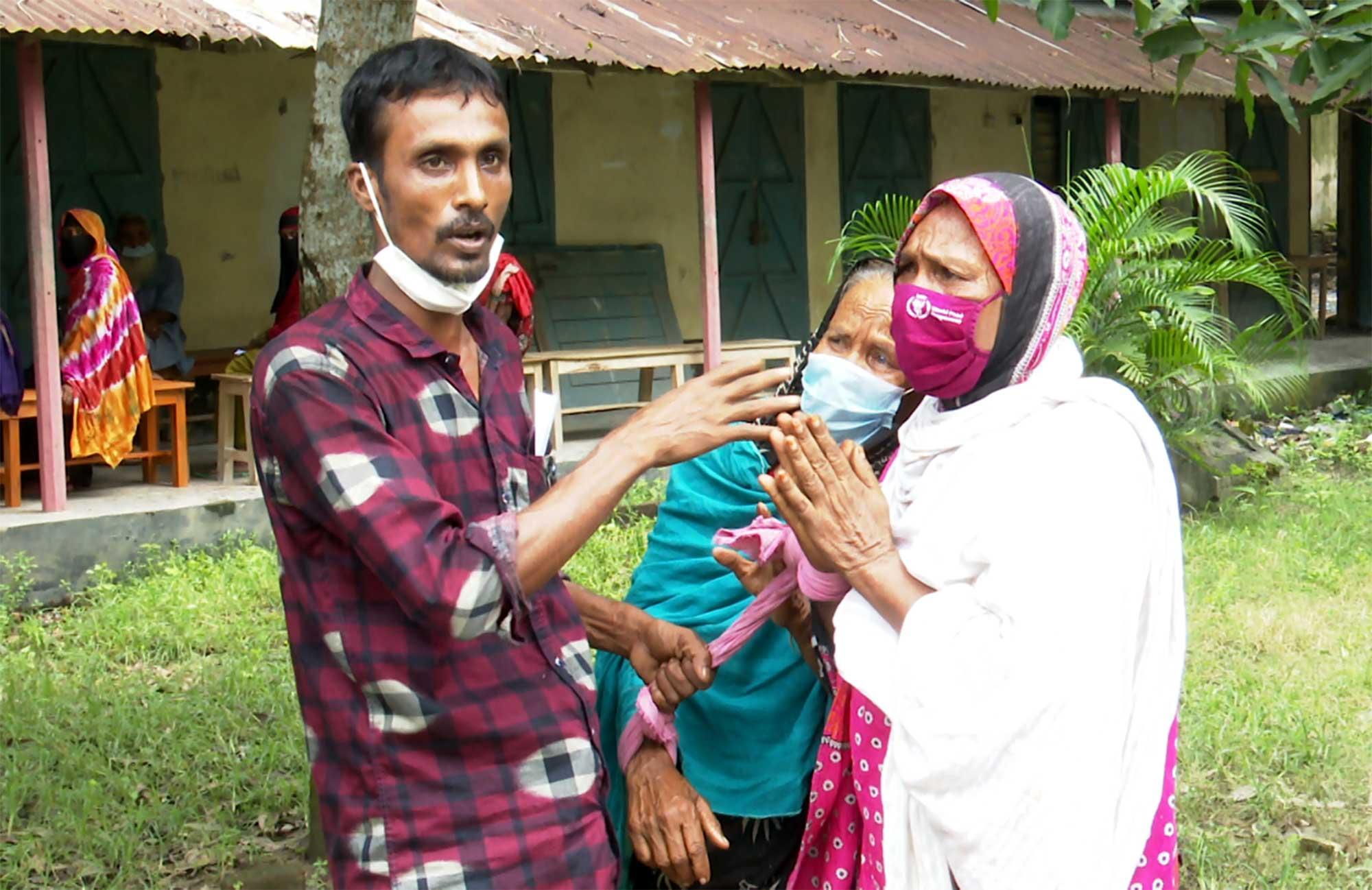 টিকা নেওয়ার ভয়ে গ্রাম ছেড়ে পালালেন ২ বৃদ্ধা 