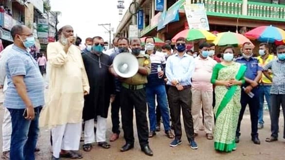 লকডাউনে কঠোর অবস্থানে প্রশাসন, বিপাকে স্বল্প আয়ের মানুষ