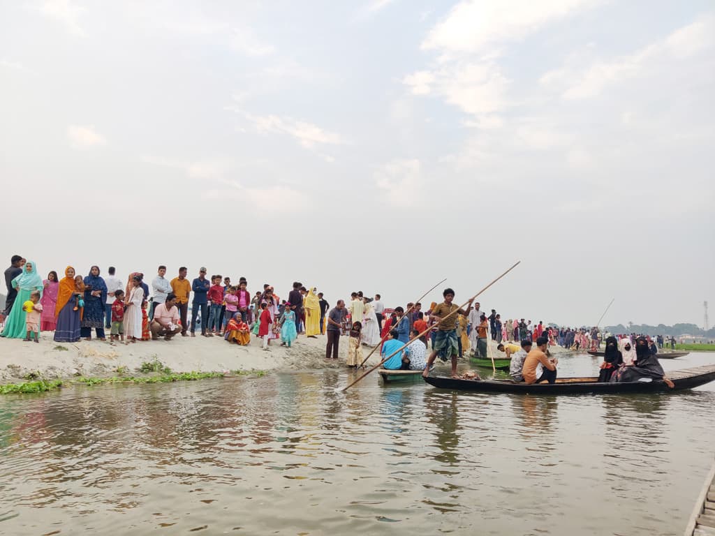 আত্রাই নদে দর্শনার্থীর ঢল, মাঝিদের আনন্দের দিন