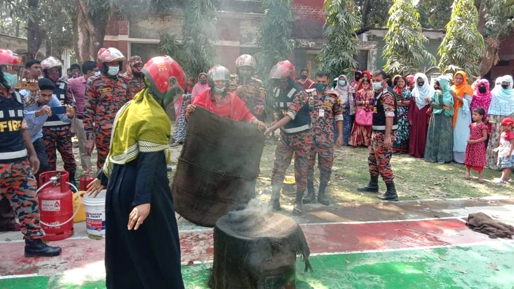 জাতীয় দুর্যোগ প্রস্তুতি দিবসে আগুন নেভানোর মহড়া