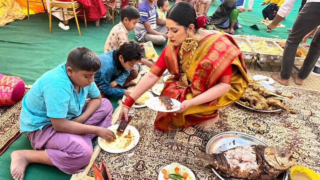 পরীমণির রাজ্যর ‘মুখে ভাত’, অতিথি পথশিশু