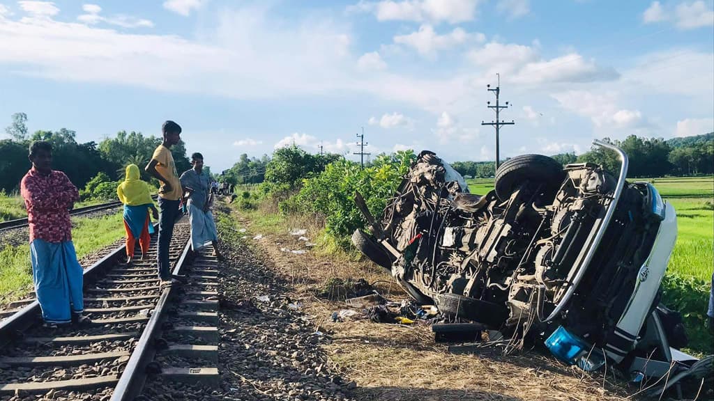 লাইনের ধারে পড়ে আছে মাইক্রোবাসটি, ছোপ ছোপ রক্তের দাগ