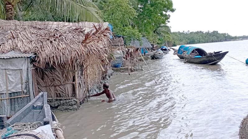 রাতে-দিনে ডুবছে দুবার