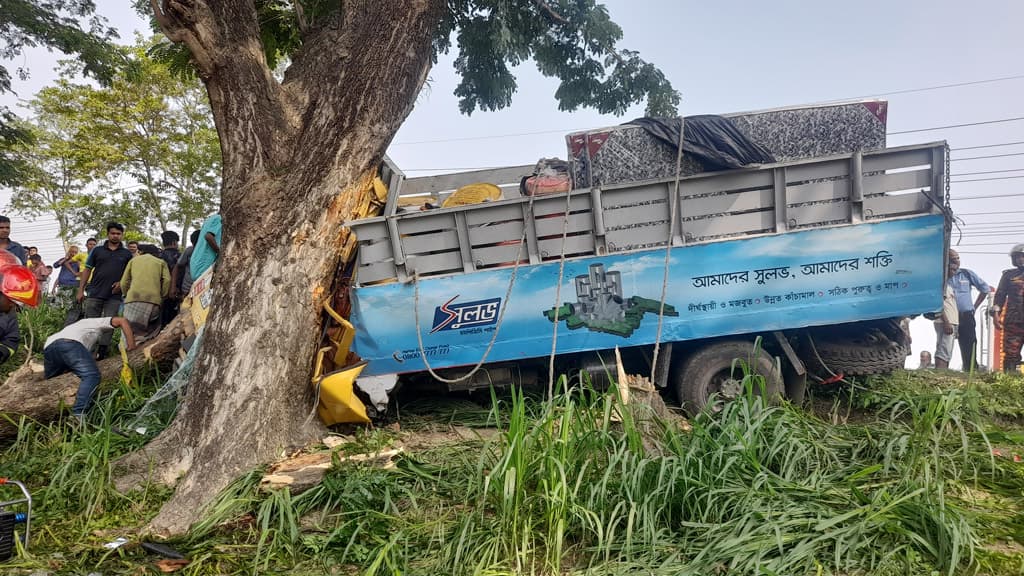 সৈয়দপুরে নিয়ন্ত্রণ হারিয়ে গাছের সঙ্গে ট্রাকের ধাক্কা, নিহত ১