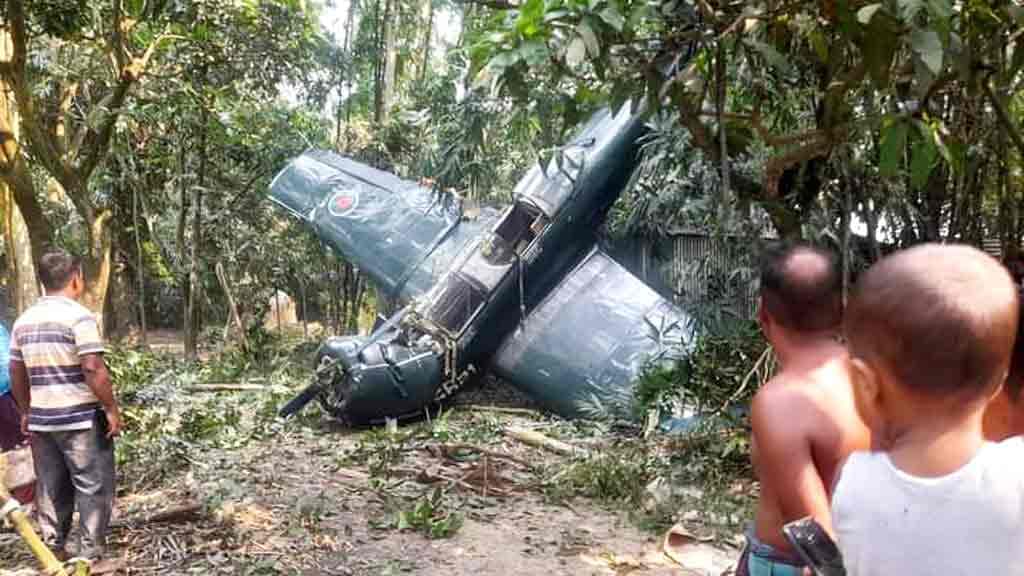 বগুড়ায় বিমানবাহিনীর প্রশিক্ষণ বিমান বিধ্বস্ত