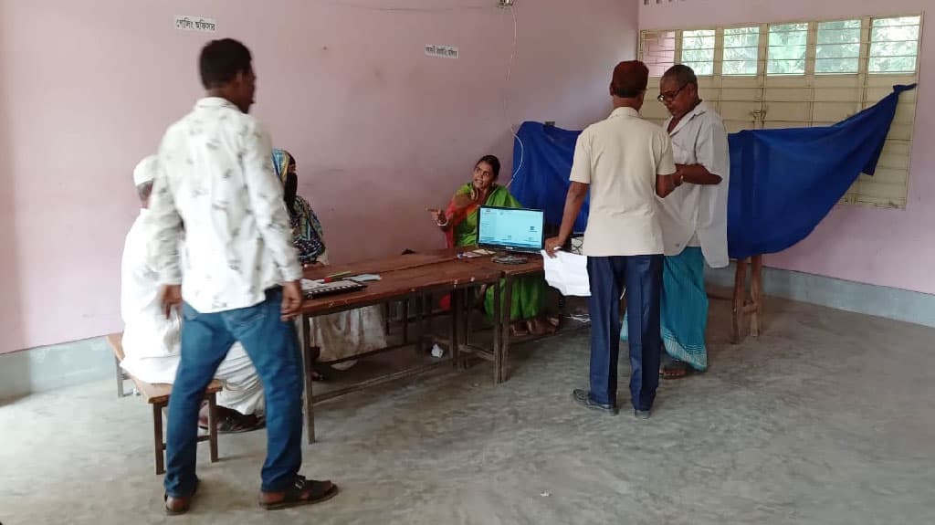 ফরিদপুরে উপনির্বাচন: একটি কেন্দ্রে ১ ঘণ্টায় পাঁচটি ভোট